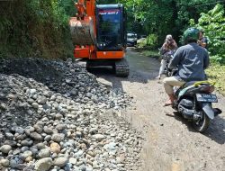 Bikin Malu! Warga Desa Mopolo Terpaksa “Baku Brantang” Sewa Alat Berat Perbaiki Jalan Rusak, Kadis Deicy Paat : Bagus Itu