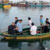Aksi Nyata Tim Setwan Sulut, Naik Perahu Bersihkan Sampah di Perairan TPI Tumumpa