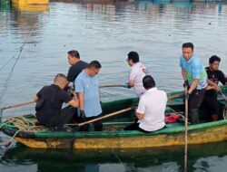 Aksi Nyata Tim Setwan Sulut, Naik Perahu Bersihkan Sampah di Perairan TPI Tumumpa