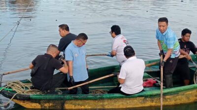 Aksi Nyata Tim Setwan Sulut, Naik Perahu Bersihkan Sampah di Perairan TPI Tumumpa