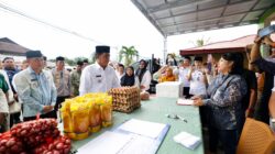 Jamin Stabilitas Harga, Gubernur Yulius Tinjau Gerakan Pangan Murah di Tutuyan : Cek Harga Bawang Hingga Ayam