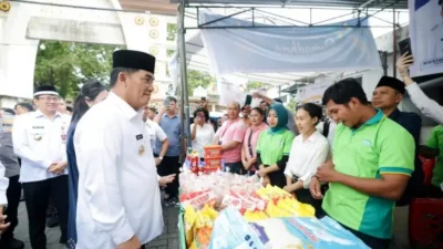 Pastikan Distribusi Aman Gubernur Yulius Tinjau Pelaksanaan Gerakan Pangan Murah di Kabupaten-Kota