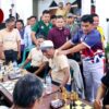 Bikin Suasana Cair, Momen Gubernur Yulius Pijat Pundak Pemain Catur yang Tegang, Viral di Arena Hapsa PKB