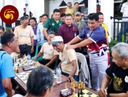 Bikin Suasana Cair, Momen Gubernur Yulius Pijat Pundak Pemain Catur yang Tegang, Viral di Arena Hapsa PKB