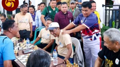 Bikin Suasana Cair, Momen Gubernur Yulius Pijat Pundak Pemain Catur yang Tegang, Viral di Arena Hapsa PKB